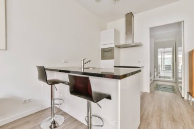 Minimalist tarzı açık mutfağı ve masa ve sandalyeleri olan geniş yemek alanı olan modern çatı katı dairesinin ev tasarımı.