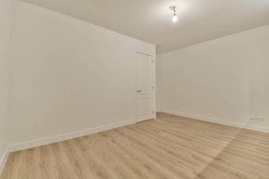 Lüks bir evde rahat ve ferah boş bir oda.