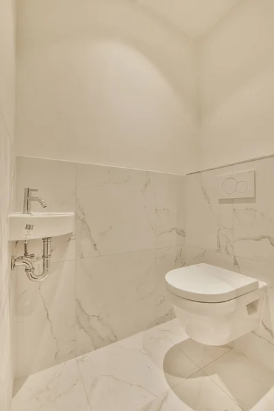 Кабинет Раковины Белой Кафельной Ванной Комнате Стеной Туалета — стоковое фото