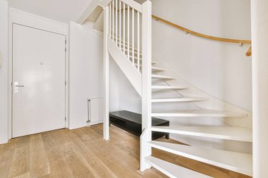 Beyaz ahşap merdivenli parlak beyaz salon