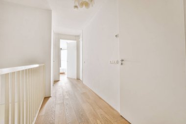 Beyaz uzun beyaz bir salonda kapıyı açtı.