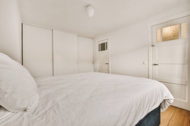 Güzel tasarlanmış lüks bir yatak odası.