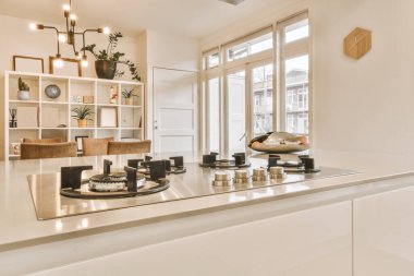 Modern bir dairede bir mutfak.