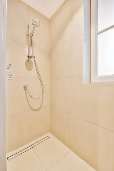 Douchekranen Bevestigd Aan Betegelde Muur Buurt Van Glazen Partitie Decoratieve — Stockfoto