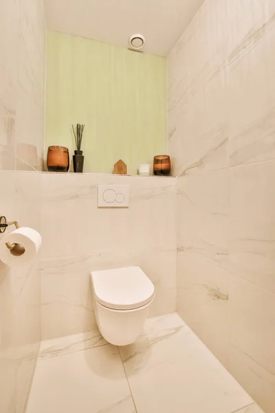 Innenraum Der Engen Toilette Mit Waschbecken Und Wandhängender Toilette Mit — Stockfoto