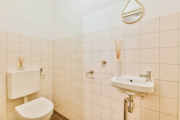 Simples Banheiro Branco Com Paredes Azulejos Brancos — Fotografia de Stock