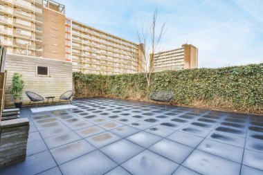 Gri zeminli büyük apartman terası manzarası