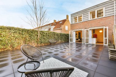 Gri zeminli büyük apartman terası manzarası