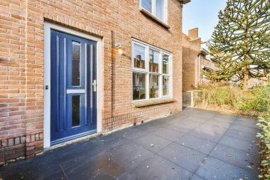 Evin mavi giriş kapısının önü.