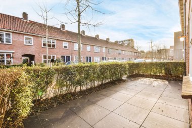 Evin giriş yolunun dış görüntüsü.