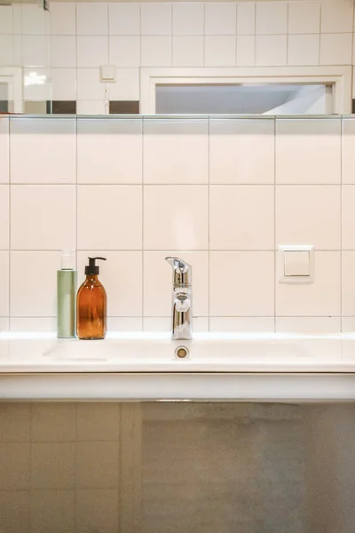 Beyaz Fayanslı Banyodaki Siyah Dolapta Beyaz Lavabo — Stok fotoğraf