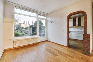 Lüks bir evde geniş bir oda.