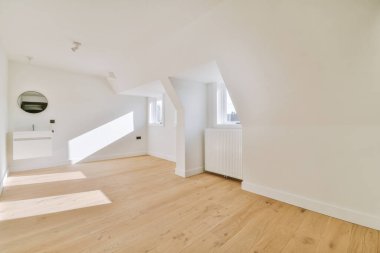 Evdeki boş ışık odasında, beyaz duvardaki plastik pencere ve radyatör.