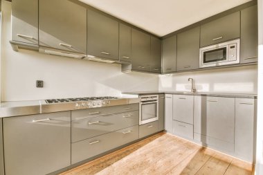 Boş beyaz mutfak ve ahşap parke zemin.