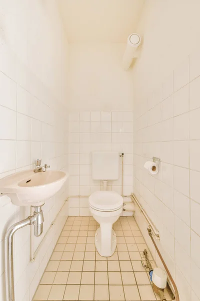 Moderne Spültoilette Und Keramikwaschbecken Weiß Gefliesten Wänden Der Nähe Von — Stockfoto