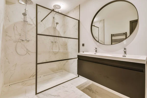 带有淋浴间和水槽的公寓式当代浴室室内 — 图库照片