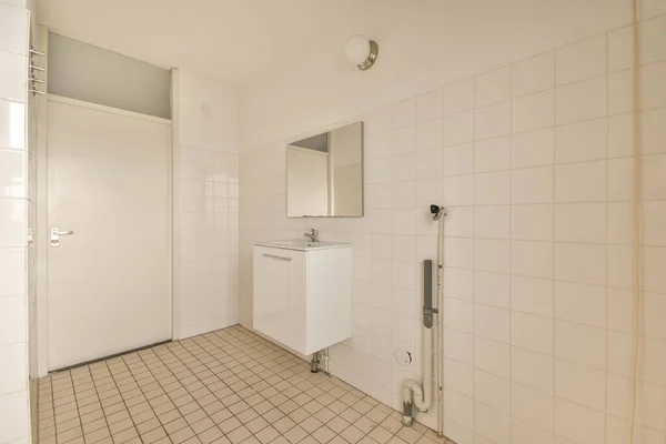 Lavabo Aynalı Dolap Kapının Yanındaki Fayanslı Duvara Modern Tuvaletteki Kurutma — Stok fotoğraf