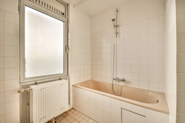 Beyaz Seramik Fayanslı Pencereye Yakın Duşlu Banyo Modern Tasarımı — Stok fotoğraf