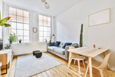 Modern lüks bir evde parlak bir yemek odası.