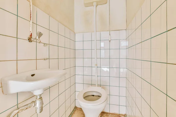 Tamir Edilmesi Gereken Bir Tuvalet Odası — Stok fotoğraf