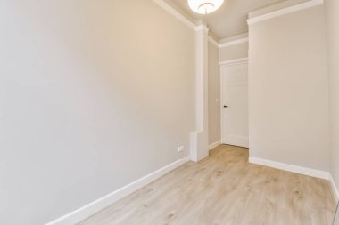 Lüks bir evde rahat ve ferah boş bir oda.