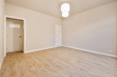 Lüks bir evde rahat ve ferah boş bir oda.