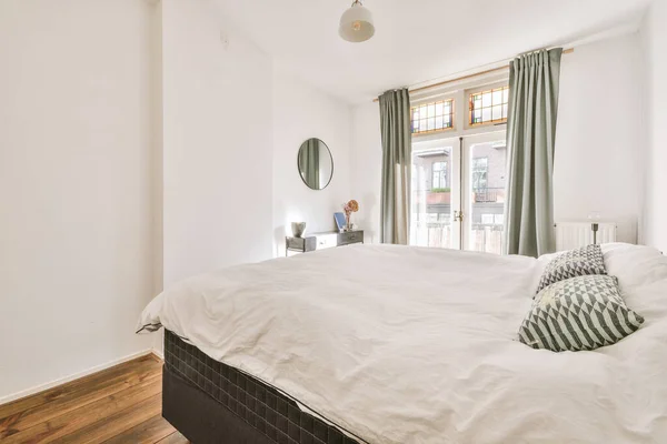 Comfortabel Bed Gelegen Buurt Van Raam Met Gordijn Lichte Slaapkamer — Stockfoto