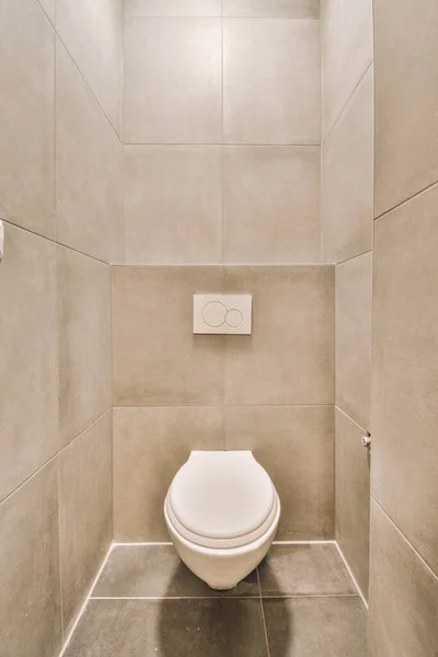 Interno Bagno Stretto Con Lavabo Parete Appeso Con Pareti Bianche — Foto Stock