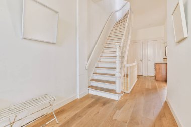 Zarif bir evde özel tasarım lüks merdivenler.