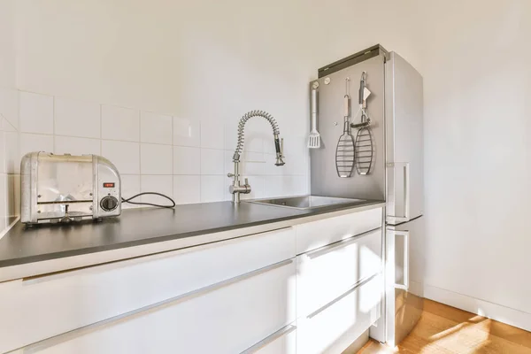 现代公寓厨房的内部 — 图库照片