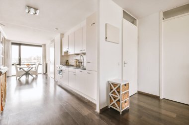 Mutfak odası giriş salonunun yanında.