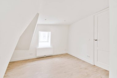 Evdeki boş ışık odasında, beyaz duvardaki plastik pencere ve radyatör.