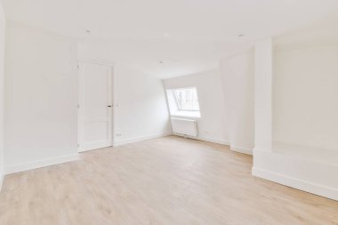 Evdeki boş ışık odasında, beyaz duvardaki plastik pencere ve radyatör.