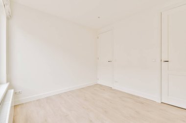 Lüks bir evde rahat ve ferah boş bir oda.