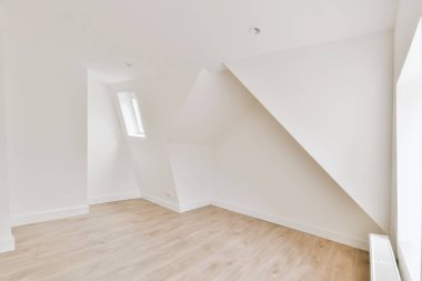 Evdeki boş ışık odasında, beyaz duvardaki plastik pencere ve radyatör.