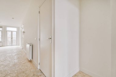 Lüks bir evde geniş bir oda.