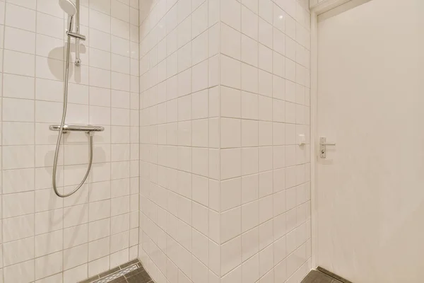 Chuveiro Moderno Uma Casa Banho Brilhante — Fotografia de Stock