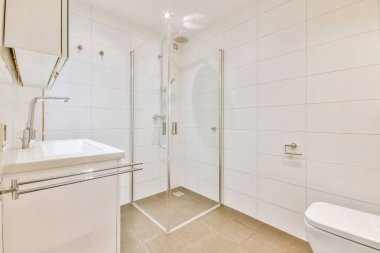 Duş dolabı, tuvalet küveti, lavabo beyaz dolapta.