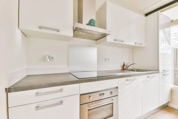 Уютная Белая Кухня Светлой Кухонной Комнате — стоковое фото