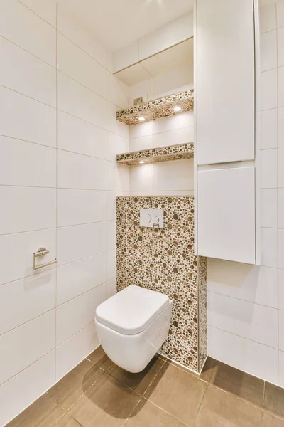 Banheira Banheiro Brilhante Com Paredes Azulejos Castanhos Brancos — Fotografia de Stock