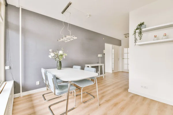 Elegantes Sillas Con Mesa Comedor Habitación Con Pared Pintada Gris —  Fotos de Stock