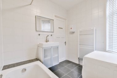 Duşu olan ve düz bir şekilde lavaboya batan çağdaş bir banyo.