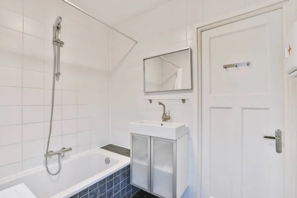 シャワー付きの現代的なバスルームのインテリアとフラットで最小限のスタイルでシンク — ストック写真
