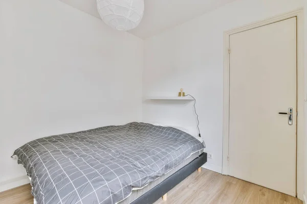 Diseño Interior Minimalista Dormitorio Pequeño Con Cama Suave Colocada Esquina — Foto de Stock