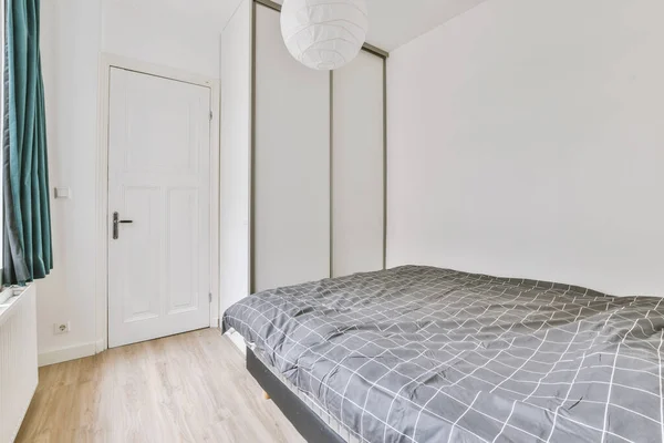 Diseño Interior Minimalista Dormitorio Pequeño Con Cama Suave Colocada Esquina — Foto de Stock