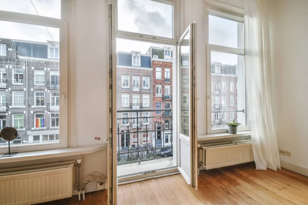 Eski tuğlalı binaların ve bisikletli arabaların ön manzarası küçük balkondan tırabzanlara kadar uzanıyor.