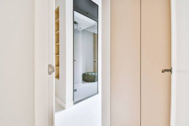 Lüks bir evde geniş bir oda.