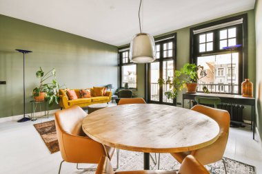 Modern lüks bir evde parlak bir yemek odası.