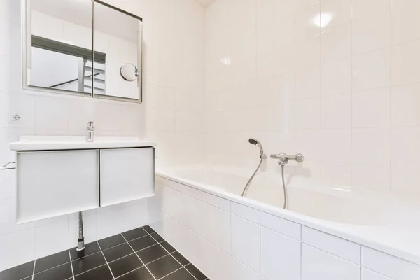 Beyaz Banyo Dolapları Üzerinde Ayna Kapılar Seramik Lavabo Olan Rahat — Stok fotoğraf