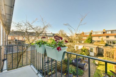 Dar tuğlalı balkon metal parmaklıklı ve camlı kapı mutfağa açılıyor.